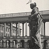 Rzezba w Ogrodzie Saskim na tle kolumnady pałacu, Warszawa w obiektywie nieznanego Niemca w latach okupacji (1940) 1943-1944, nr zesp. 1629/IV, sygn. 480