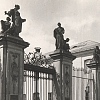 Brama przed pałacem Brühla, Warszawa w obiektywie nieznanego Niemca w latach okupacji (1940) 1943-1944, nr zesp. 1629/IV, sygn. 494